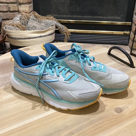 Diadora Shoes - Diadora Mythos Blushield Volo 4 Women's, size 6.5
